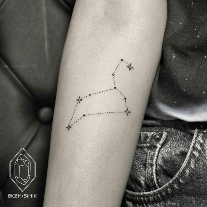 ideas tatuajes familia simbolos, tatuajes zodíacos con simbolismo, tatuaje en el antebrazo 