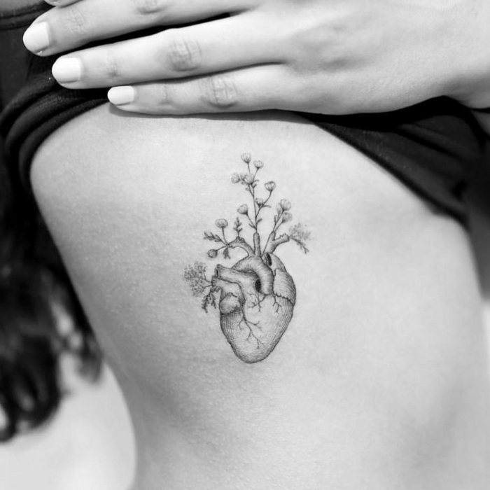 ideas para tatuajes simbólicos, tatuaje de corazón adornado de flores, tatuajes originales para mujeres 