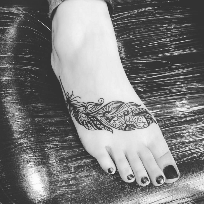 tatuajes pequeños y bonitos en el pie, tatuajes con plumas simbolicos, ideas originales para mujeres 