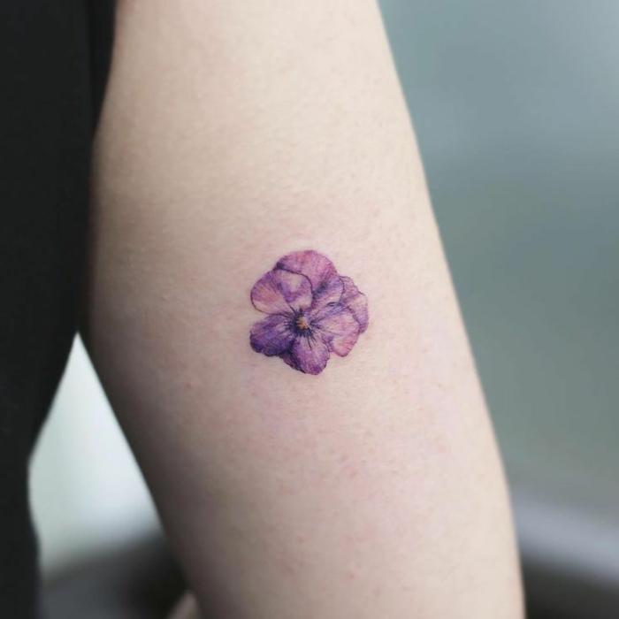 tatuajes pequeños y bonitos con flores, precioso detalle en el brazo, bonito flor en color lila 