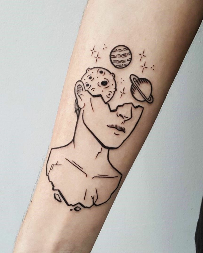 ideas para tatuajes para mujeres, silueta de mujer sin rostro, dibujo de planetas, idea tatuaje en el antebrazo 