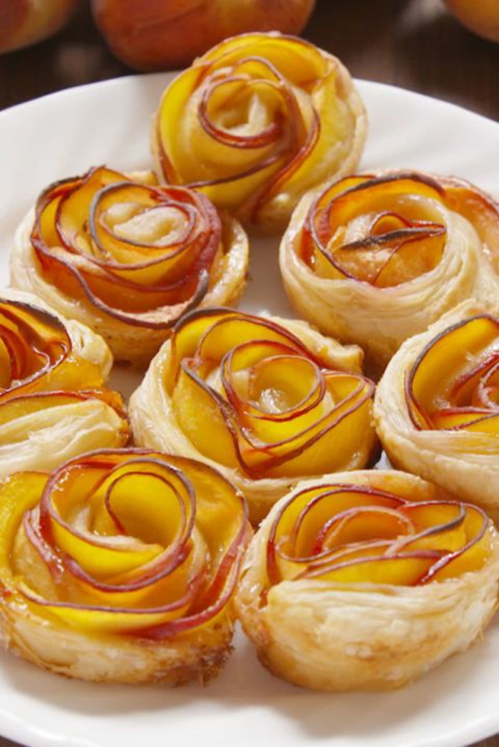 rosas de hojaldre con melocotones, recetas de postres faciles y rapidos, fotos de dulces y postres con manzanas