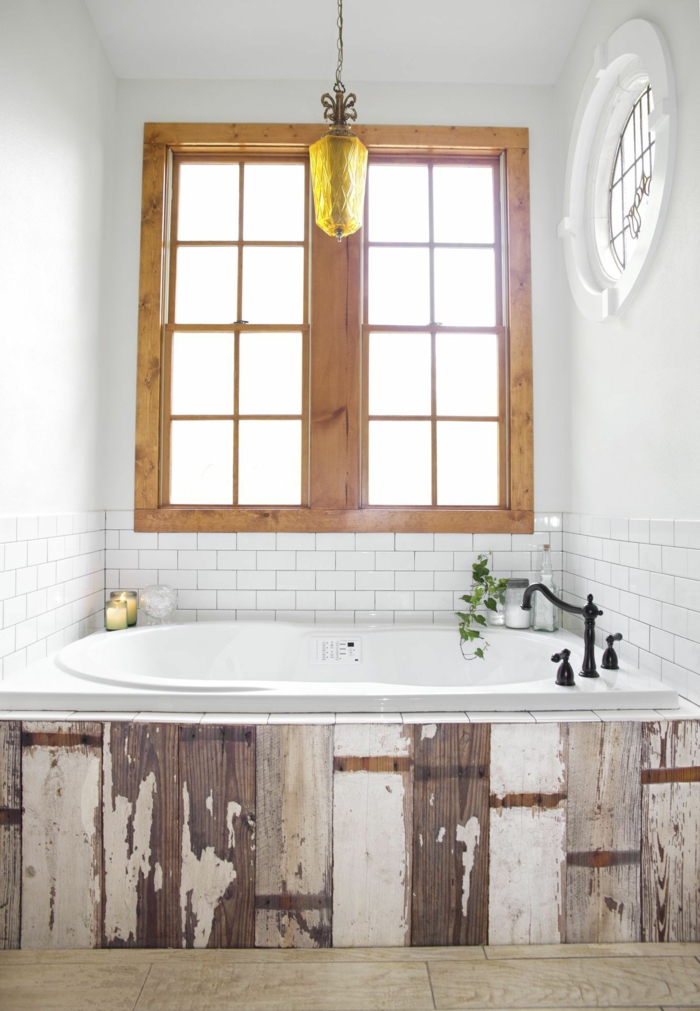 cuartos de baño modernos con toque vintage, elementos de madera efecto desgastado, paredes en blanco y bonita lampara en amarillo 