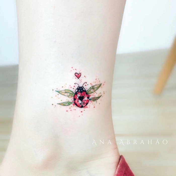 tatuajes finos para mujer con animales, dibujo colorido de una mariquita tatuado en la pantorrilla