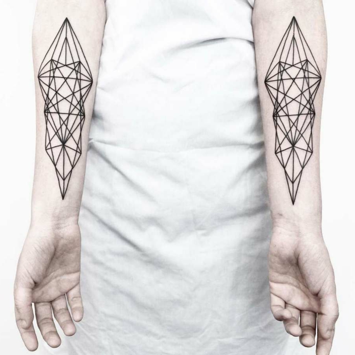 tatuajes en los dos brazos, diseño super original, ideas de diseños de tatuajes triangulo