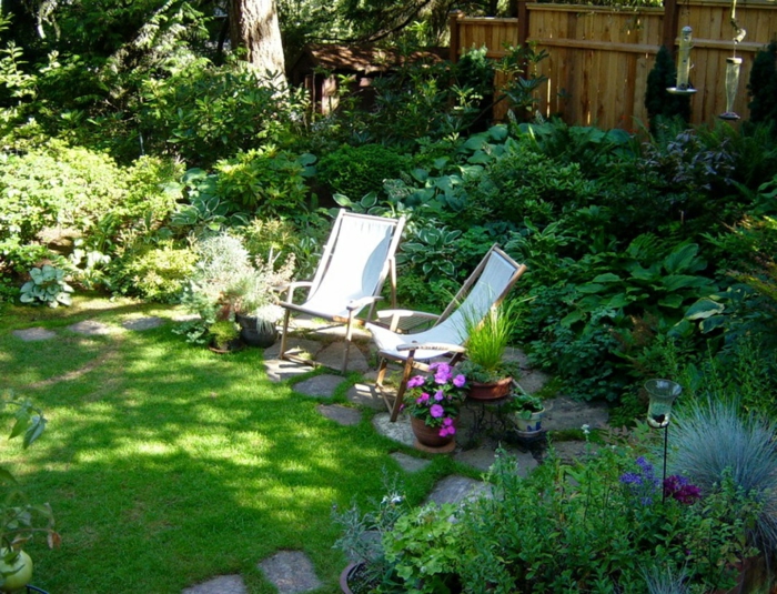 jardines modernos decorados de maravilla, suelo con césped, dos sillones de encanto 
