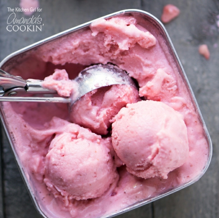 recetas de postres faciles y rapidos, helado de hacer en casa de fresas con cucharron para helado