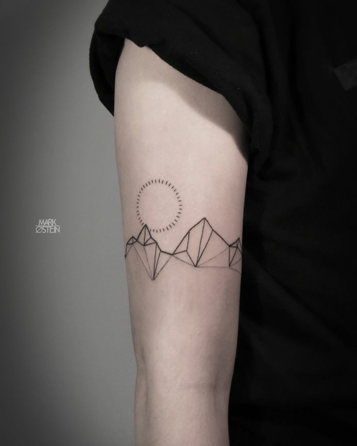 diseño super original tatuajes triangulo en el brazo, montañas y sol en estilo geométrico