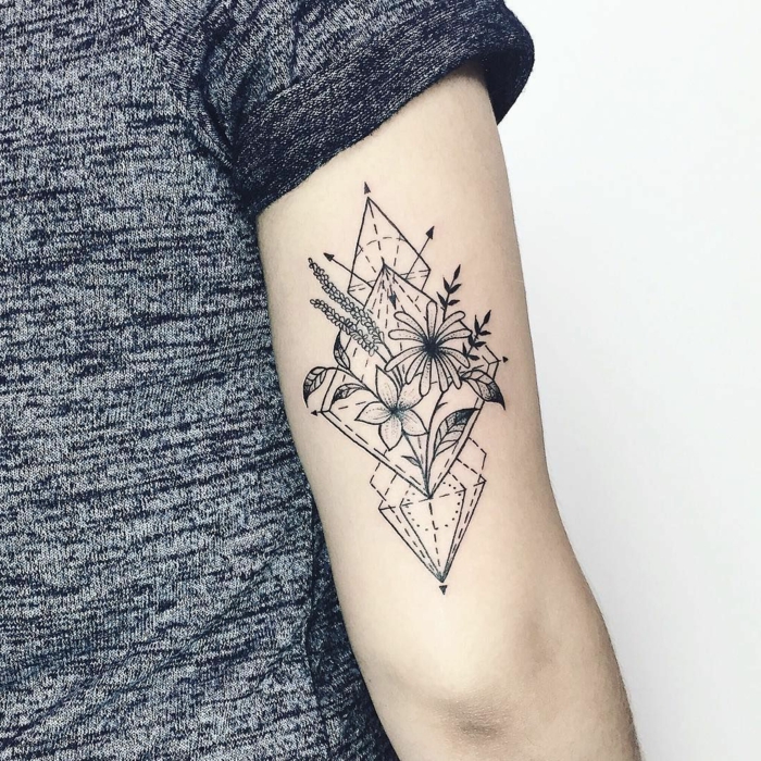  tatuajes triangulo con flores, rombos, triangulos y elementos florales, preciosas ideas de tatuajes con significado 