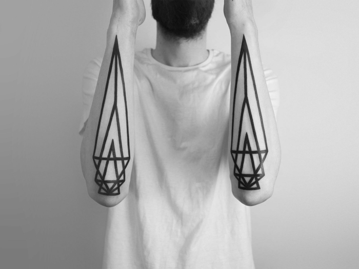 grandes tatuajes en los antebrazos, ideas originales de diseños de tatuajes triangulo geométricos 