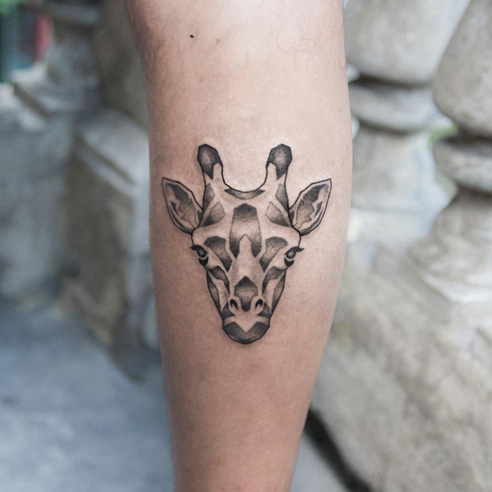 pequeño tatuaje de jirafa en el antebrazo, tatuajes de triangulos originales, ideas encantadoras tattoos
