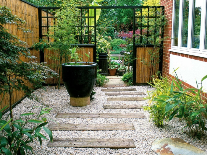 cómo organizar un jardín pequeño para ganar espacio, jardines modernos con suelo de grava y vigas de madera 