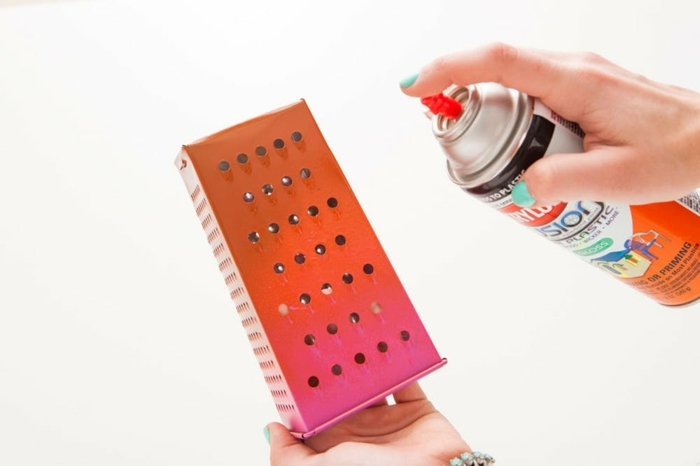 ingeniosas ideas de decoracion con reciclaje, cepilladora pintada en naranja y rosado con spray acrilico 