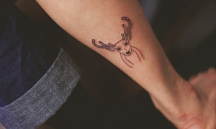 diseños de tattoos pequeños con significado, tatuaje de ciervo en la pantorrilla, simbolo de la bondad y la lealtad 