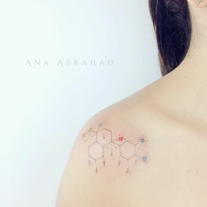 tattoos pequeños y delicados con motivos geométricos en el hombro, tattoo con hexágonos y detalles pequeños 