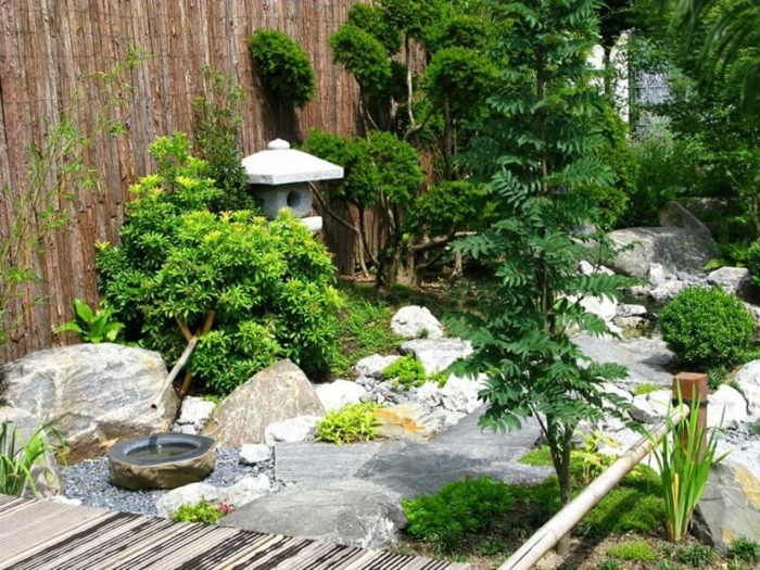 jardines modernos decorados de piedras, arbustos y valla de bambú tendencias decorativas jardín zen 