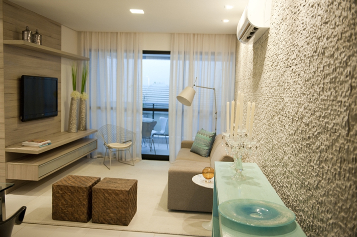 decoracion salon pequeño, atmosfera en color beige o crema, con cortinas altas y terrasa
