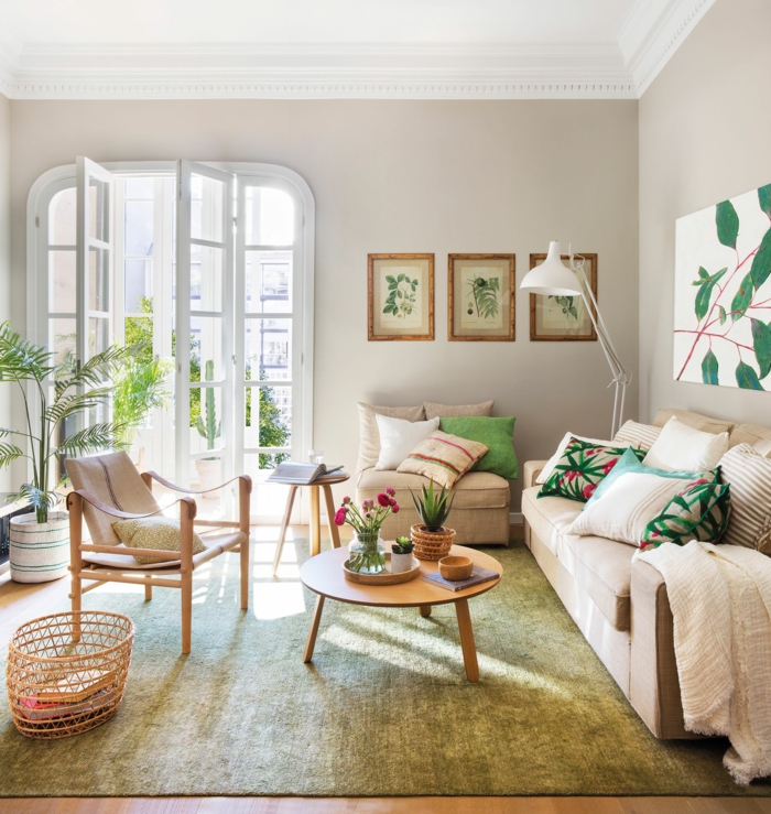 decoracion salon pequeño con sofa y sillon en color crema y marron clarito, con cuandros de hojas verdes