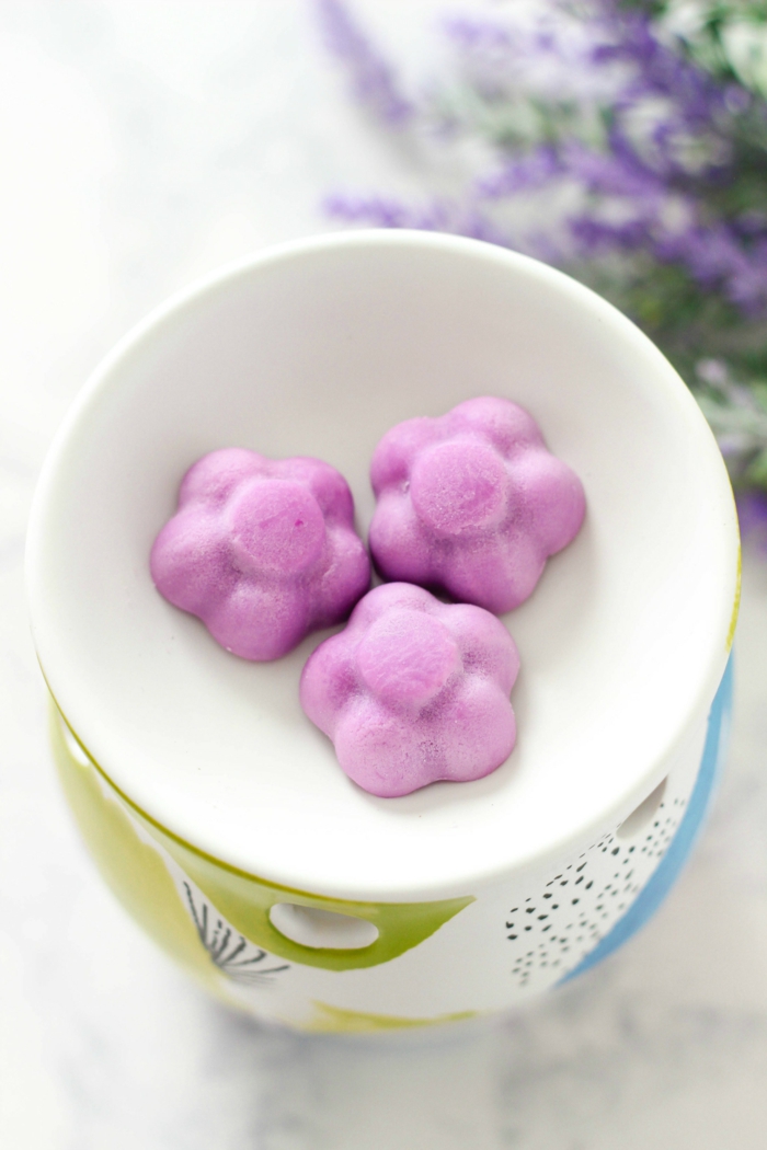 pequeños flores en color lila hechos de jabón, hacer jabon con aceite usado pasos, ideas de manualidades para regalar 
