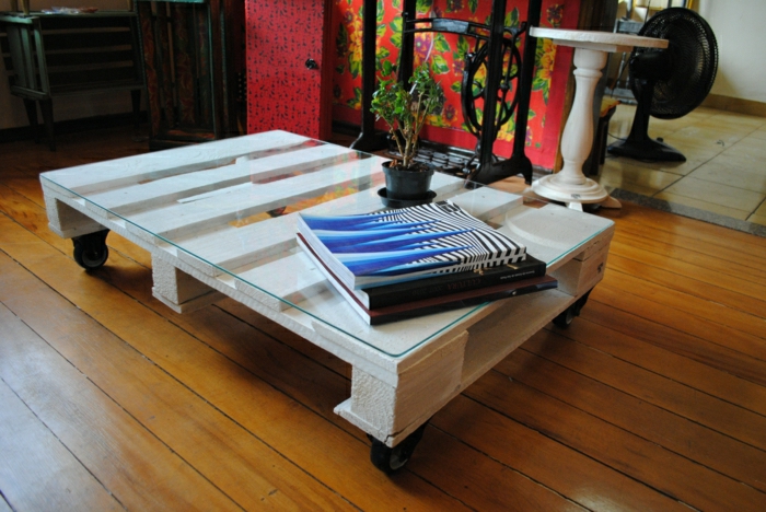 mesa de palet cortado por la mitad, pintado en blanco, con vidrio, como hacer una mesa de palets