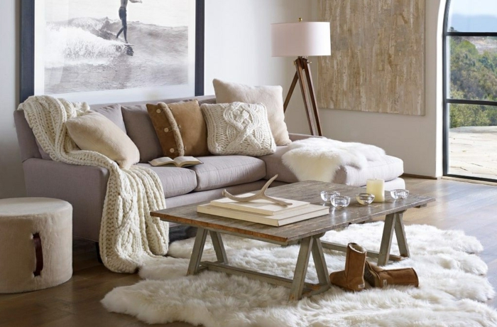 decoracion salon pequeño, sofa de color marron clarito y cojines de lana y de tejido marron