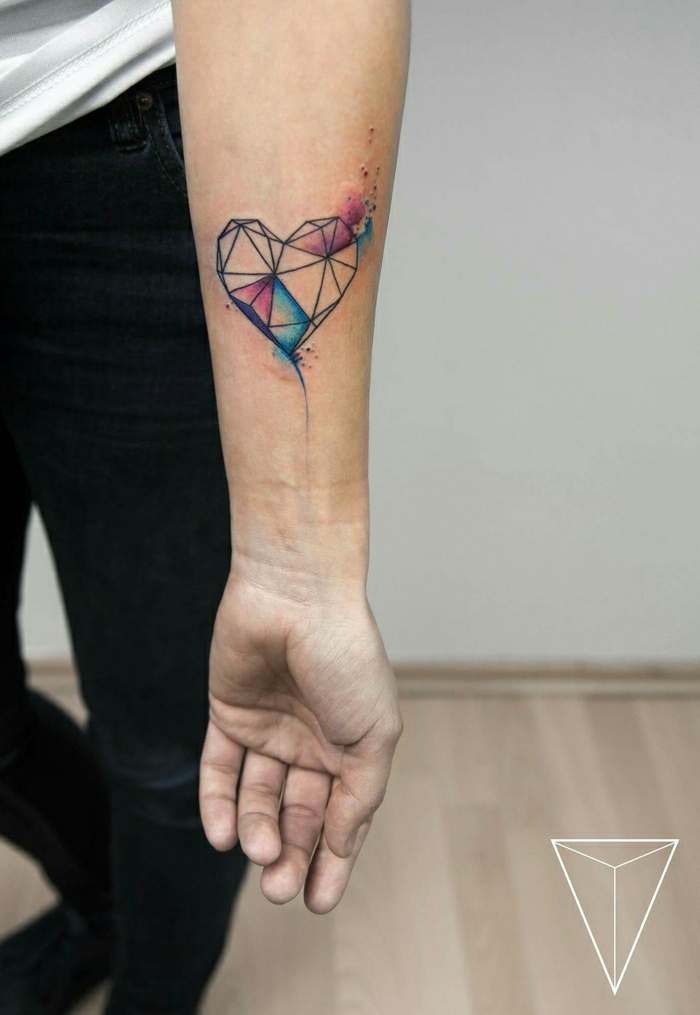 precioso tatuaje mujer en el antebrazo, diseño geométrico, dibujo de corazón en acuarela 