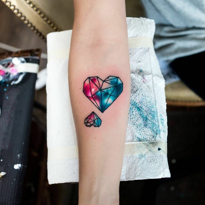 dibujos originales tatuados en el brazo, tatuajes de triangulos bonitos, tatuaje corazón