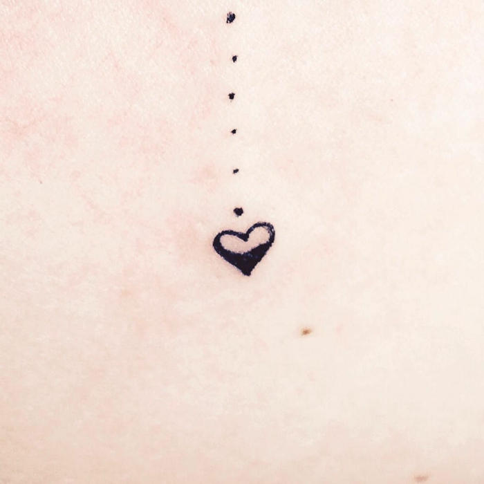 diseños de tattoos pequeños con simbolismo, pequeño corazón con tinte negro, columna de puntos