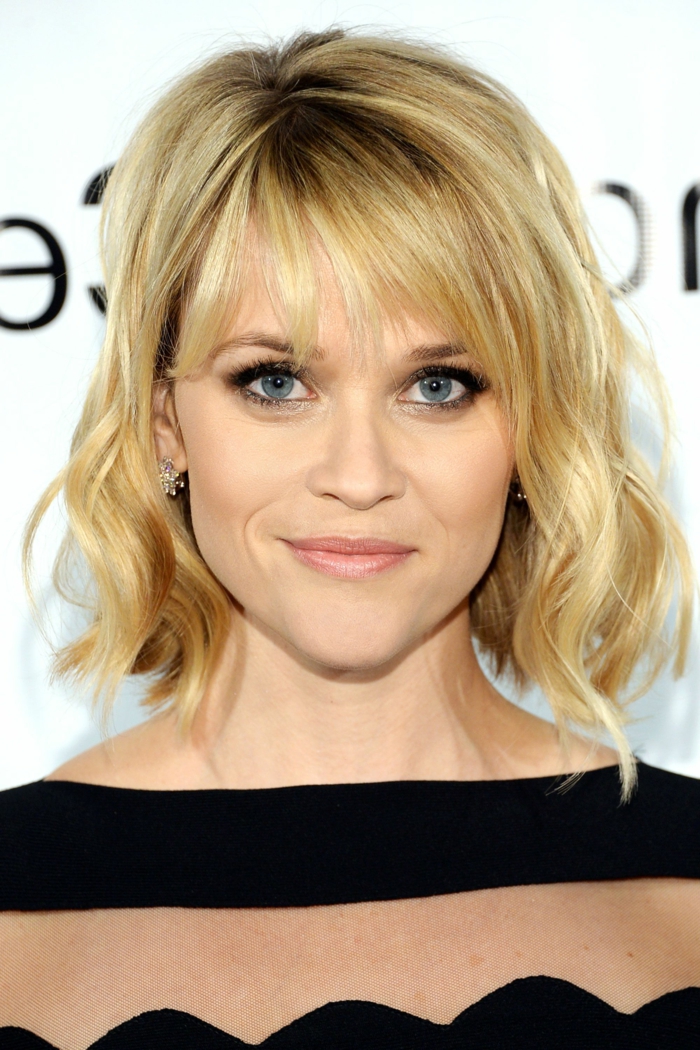 cortes de pelo de moda, Reese Witherspoon con melena midi rubia con ondulaciones y flequillo recto despeinado