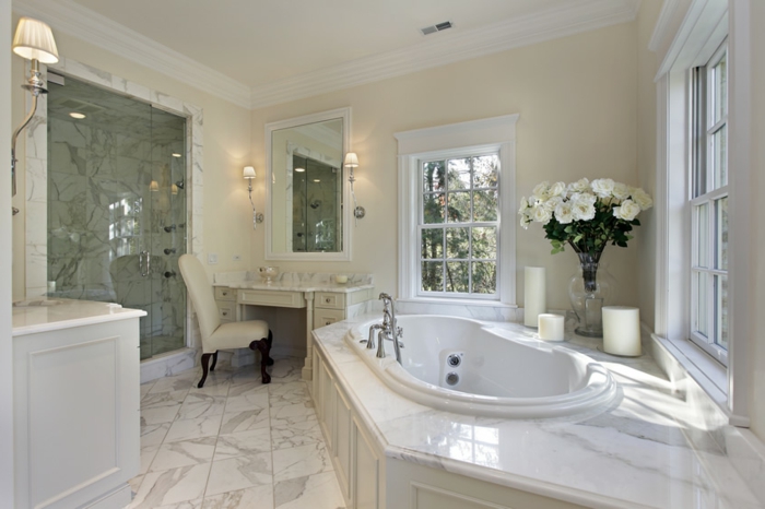 cuartos de baño modernos con toque clásico, bañera empotrada, decoración de flores blancas 
