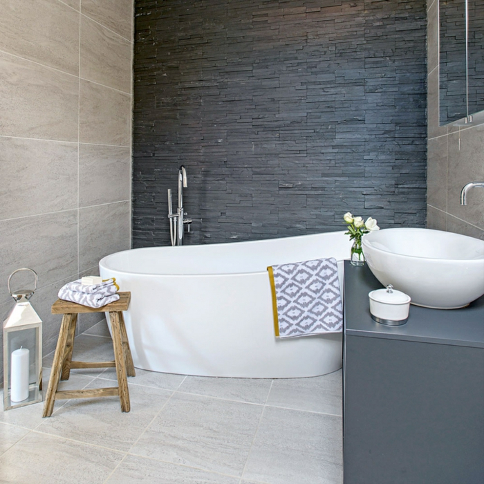 cuartos de baño pequeños tendencias en decoración 2018, diseño en beige, blanco y gris oscuro 