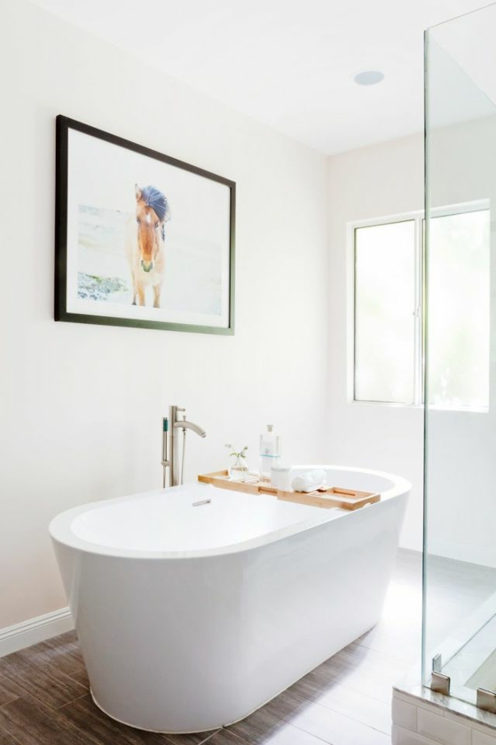 cuartos de baño pequeños modernos, bañera exenta moderna, decoración cuadro decorativo y suelo baldosas marrón