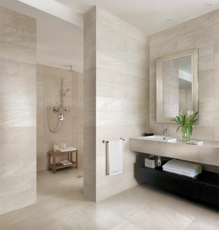 ejemplos de cuartos de baño pequeños decorados en beige, baldosas modernas en beige, grande espejo marco plateado 