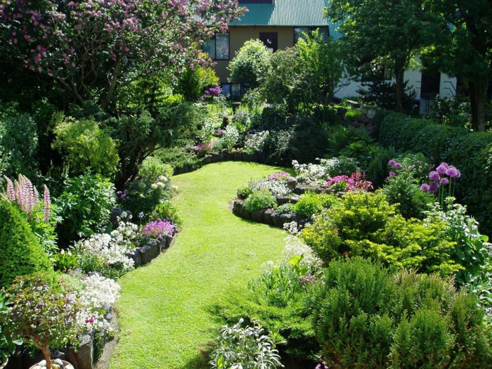precioso jardín con césped y muchos arbustos con flores, jardines modernos y bonitos 