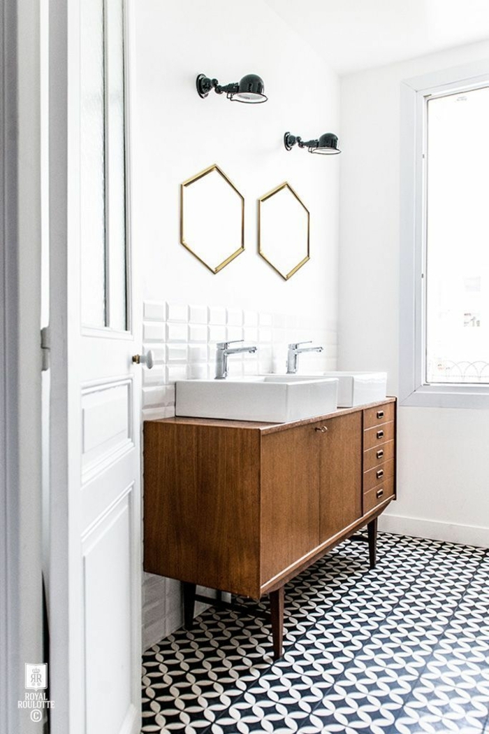 cuartos de baño pequeños decorados según las últimas tendencias, armario de madera y azulejos en blanco y negro motivos geométricos 