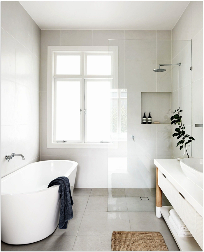 ideas de decoracion baños pequeños modernos en blanco, bañera exenta paredes con baldosas en blanco marfil 