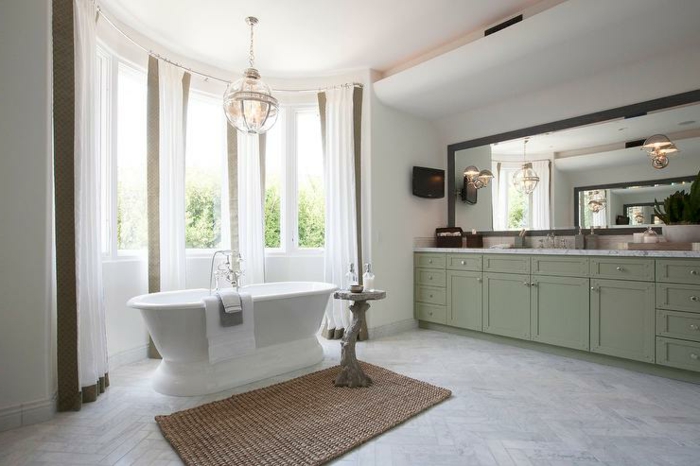 baños blancos con detalles en beige, tendencias en la decoración de interiores 2018, baño grande con bañera exenta 