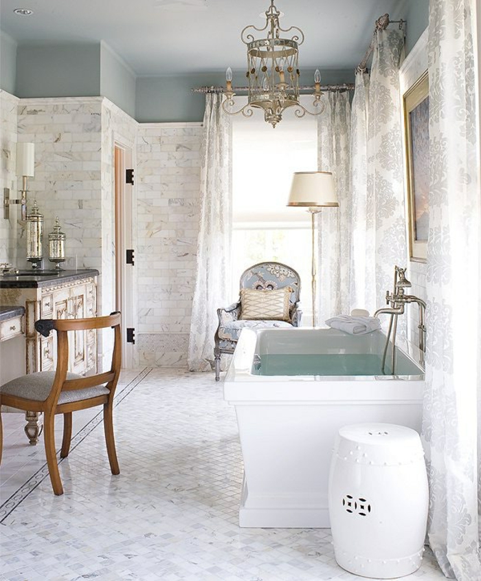 ejemplos de decoracion baños pequeño en estilo vintage, suelo de azulejos en blanco y gris, candelabro vintage 