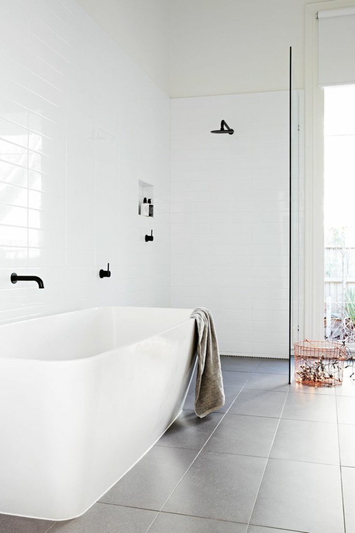 baño en blanco y gris decorado en estilo minimalista, decoracion baños pequeño con bañera exenta 