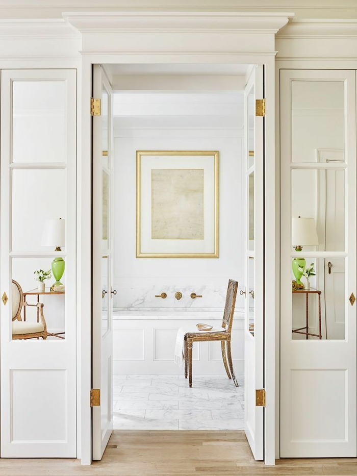 decoracion baños pequeño original, precioso baño en blanco con suelo de mármol y pintura en la pared 