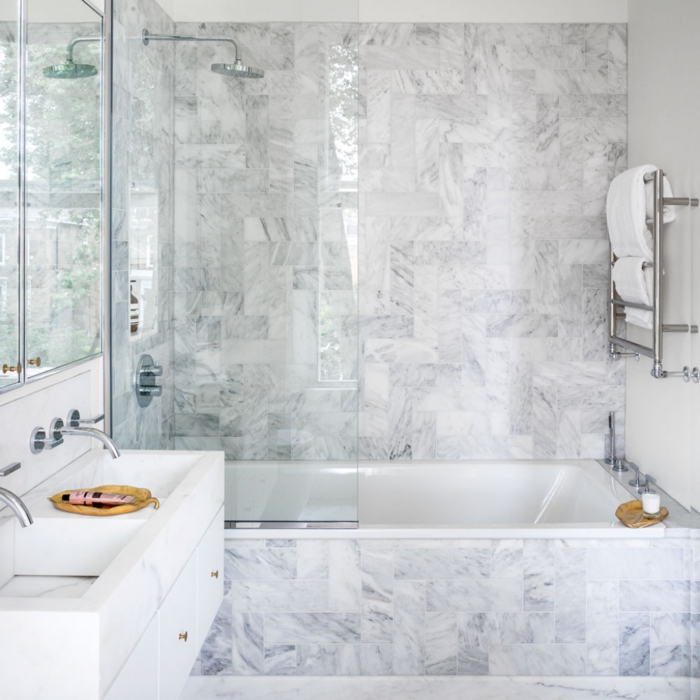 ideas de decoracion baños pequeños, precioso baño decorado en blanco y gris con cabina de ducha y bañera 