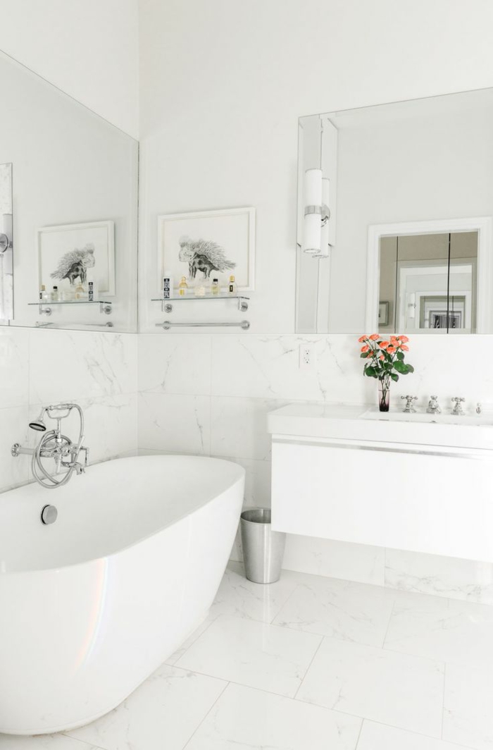 decoracion baños pequeños de diseño sencillo en blanco, bañera exenta ovalada y grandes espejos 