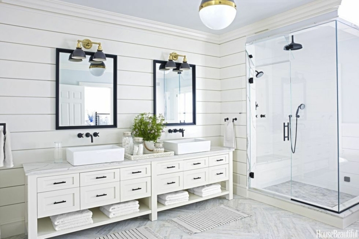 cuartos de baño fotos, preciosa decoración con dos espejos modernos marcos negros, elementos en dorado y cabina con ducha