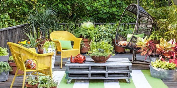 decoración DIY, ideas para jardines con palets, mesa de palets de madera, sillas pintadas en amarillo, decoración con plantas verdes