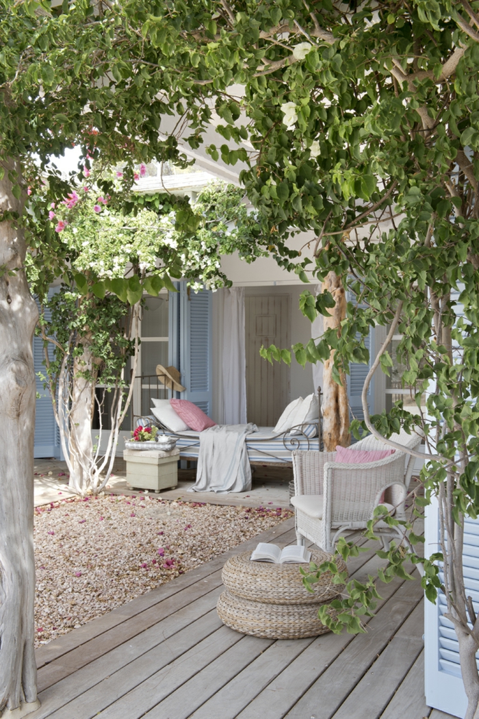 ideas para jardines, romantica terraza en colores blanco, azul claro y rosa con sillas de ratan blanco
