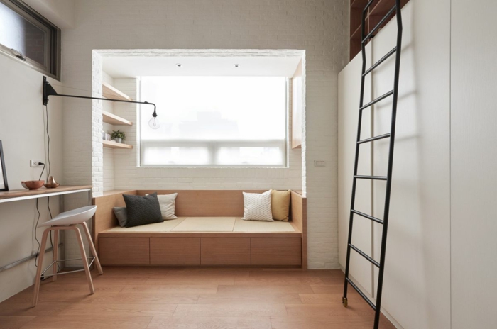 decoracion de pisos pequeños con sofa en la pared con en marron claro y estanterias