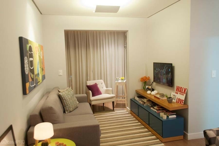 decoracion de pisos pequeños, con sofa de doble asiento y sillon blanco con cojin lila 