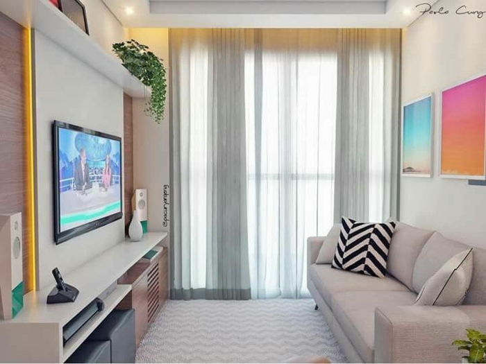 decoracion de pisos pequeños con sofa en gris claro, cortinas altas y alfombra de ondulaciones