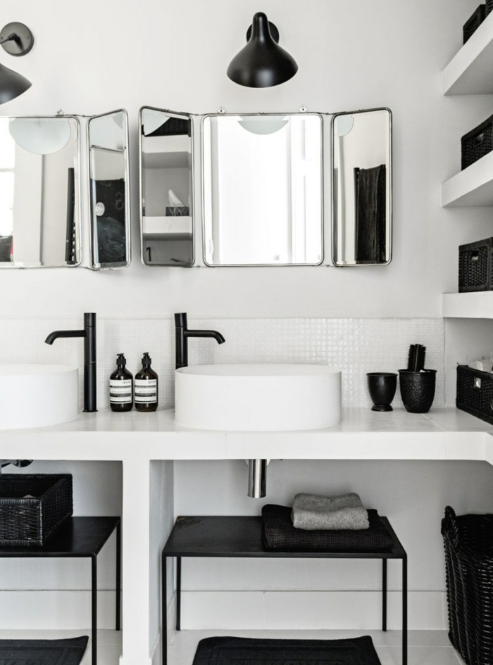 ideas de diseño baños blanco y negro, espejo de tres piezas plegable y muchos detalles decorativos en negro 