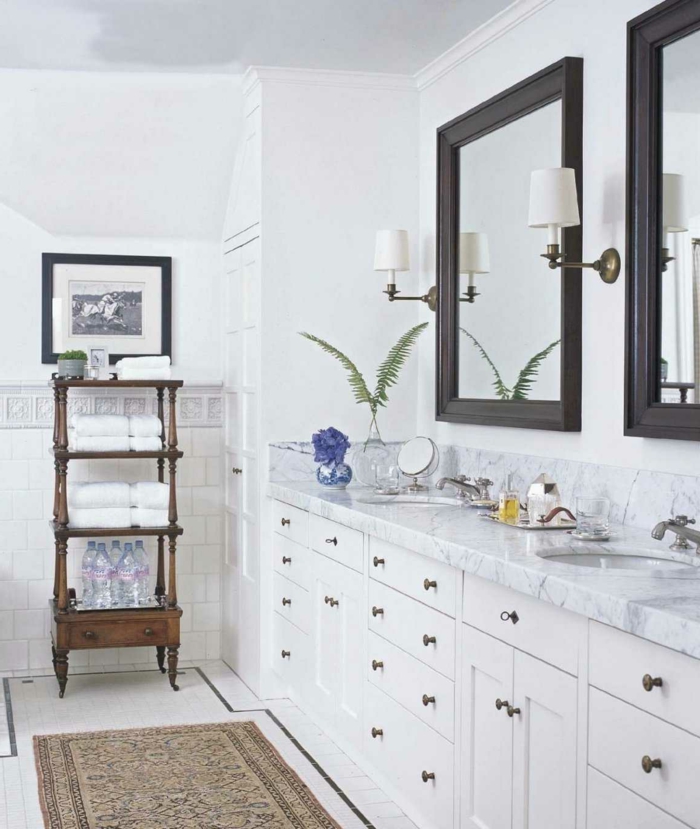 cuartos de baño pequeños decorados en estilo vintage, estanteria de madera de época, espejos marco de madera